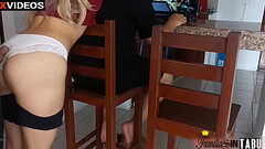 Saltando el pene del  mejor amigo de mi esposo  cornudo esposo distraido le revientan el culo a su e Thumb