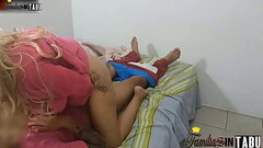 Joven se corre en la vagina de una mujer, gostosa chica entra sin avisar al dormitorio de un chico y Thumb