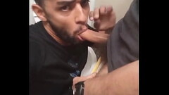 Servindo a v&aacute_rios machos desconhecidos no box do banheiro do metr&ocirc_ - COMPLETOS E EXCLUS Thumb