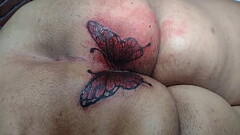 MARY BUTTERFLY refazendo a tatuagem do c&uacute_, marido ALEXANDRE  como sempre filmou tudo pra most Thumb