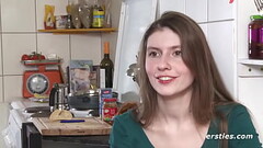 M&uuml_nchnerin ist zu Besuch in Berlin und masturbiert Thumb