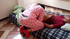 Linda chica se aprovecha chupandole la polla escansa, se monta arriba y lo folla hasta que le acaben Thumb