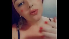 Larissinha se exibindo na cama e mostrando toda a sua disposi&ccedil_&atilde_o para sentar num pau g Thumb