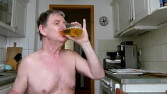 Andreas zieht sich aus und trinkt seinen Natursekt Thumb