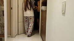 La mejor amiga de mi hermanastra me toc&oacute_ la puerta de la habitaci&oacute_n cuando todos desca Thumb