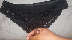 Buen chorro de leche sobre el cachetero de encaje negro de mi amiga la nalgona Thumb