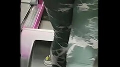 Se mete el leggins y se sube la playera, para que le vea como se le marca la tanguita 1 Thumb