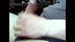 Парень дрочит смотря порно Thumb