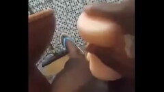 Gozando com uma pepeka de silicone Thumb