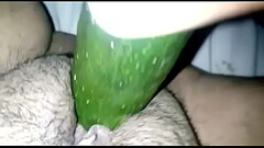 Chilena jugando con pepino Thumb