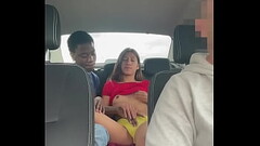Camara oculta graba a una pareja de jovenes follando en un taxi Thumb