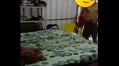 NOVINHO DE 22 ANOS DEPILANDO O SACO COM BARBEIRO  COROA Thumb