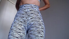 Esposaheyya sem m&aacute_scara experimentando roupa de academia. Para mais conte&uacute_dos assine o Thumb