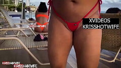 Kriss Hotwife No Chuveiro Da Piscina Do Hotel Exibindo Com Seu Micro Biqu&iacute_ni Thumb