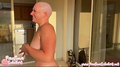 NAKED YOGA! Und alle Nachbarn d&uuml_rfen zusehen! Thumb