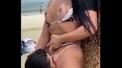 DUAS TESUDAS SE PEGANDO EM P&Uacute_BLICO NA PRAIA Thumb
