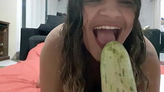 DP vegetal abobrinha na buceta e cenoura no cu Thumb