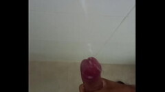 Antonio precum a solas se acaricia en el ba&ntilde_o Thumb