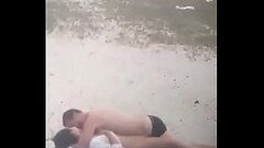 Metendo na praia na frente de todos em p&uacute_blico Thumb