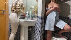 CUANDO TE ESTAS MASTURBANDO EN EL Ba&ntilde_o Y ENTRA TU HERMANA A Thumb
