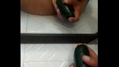 Jugando con un pepino grande yo solo Thumb