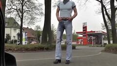 direkt an der Stra&szlig_e in die Jeans gepisst Thumb