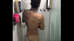 Tomando banho Lutador de MMA Allan Guerra Gomes Thumb
