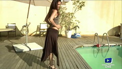 Samia Duarte aime se tripoter au bord de la piscine Thumb