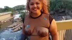 Mary esposa cadelona fazendo exibicionismo com camisa transparente em local p&uacute_blico, as tetas Thumb