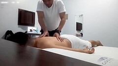 Fui fazer massagem e acabei sendo convencido de trocar Prazeres excitantes Com a massagista Thumb