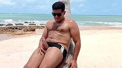 Yuri Ga&uacute_cho se masturbando na Praia de Coqueirinho PB com banhistas na praia Thumb