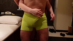 背後から可愛い女性にパンツの上からぶん殴られた惨めな男性器（ちんぽ）！ Thumb