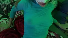 Ебет грязную шлюху Mara Foxxx в рот и пизду на кухне Thumb