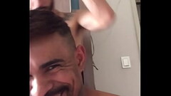 Mamando o barbeiro dotadao depois do corte de cabelo Thumb