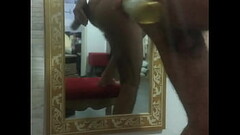 Passivo de frente ao espelho enfiando tubo de creme no cuzinho Thumb