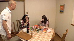 https://bit.ly/32iPdeC　娘の友達に利尿剤入りの飲み物を飲ませトイレを封鎖！覗かれているとも知らずジョボジョボ野ション恥じらいで興奮気味の彼女に追い討ちをかけ尻穴パックリ！ハレンチ Thumb