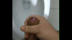 Gordinho pau pequeno gozando no banheiro do clube Thumb