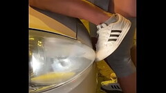 Leo Ramos Fundendo na rua enquanto os carros passam ao lado Thumb