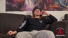 Surfer dude jacks a load Thumb