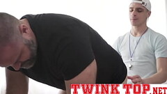 Beefy bear coach fucked by hot teen top player-TWINKTOP.NET Thumb