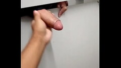 TOQUEI UMA PRO COROA DOTADO NO BANHEIRO DA ESTA&Ccedil_&Atilde_O DE TREM Thumb