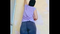 Clienta nos ayuda a levantar pintura de la pared y le grabo las nalgas mientras lo hace. Thumb