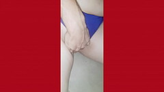 Acordando minha esposa j&aacute_ passando a m&atilde_o na buceta Thumb