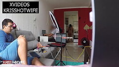 Kriss Hotwife Casada Safada Andando Semi Nua Na Frente Do T&eacute_cnico De Computador Thumb