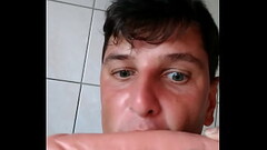 '_'_'_Edinho Brusque lambendo e chupando um p&ecirc_nis de brinquedo Thumb