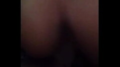 Morenita se sienta en la Verga Thumb