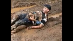 Sexo gay en un bosque de barro solos y perdidos Thumb