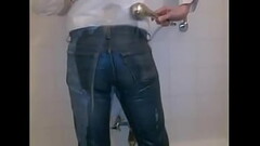 Jeans Shower in tight Levis 501 Thumb