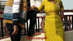 छत पर खड़ी देसी भाभी को गरम करके ताबड़तोड़ चोदा Thumb