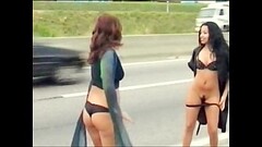 Duas Gatas Mostrando Tudo numa Rodovia muito Movimentada Thumb